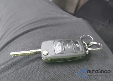 2013 Volkswagen Passat 2.5L S z USA, uszkodzony, nr VIN 1VWAH7A3XDC042630